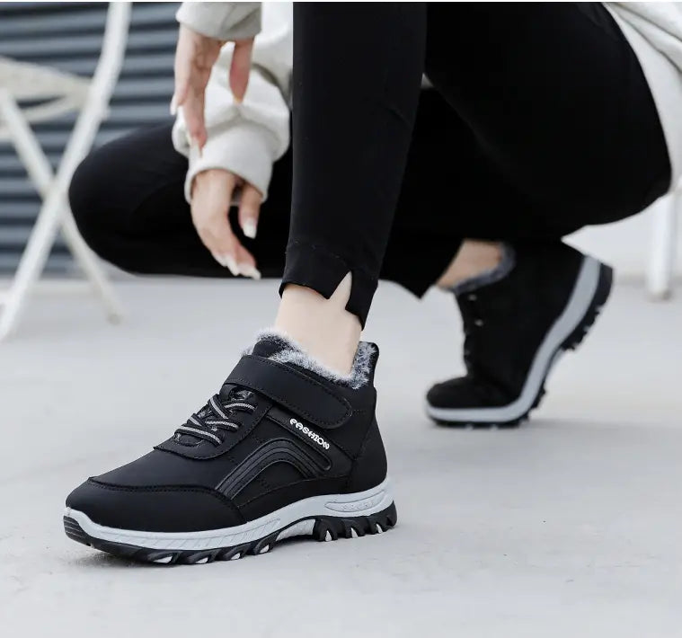 Scarpe invernali con pelo caldo interno, lacci e strappo