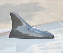 Carica l&#39;immagine nel visualizzatore di Gallery, Set da 2 antenne per auto a pinna di squalo con luce LED (S)
