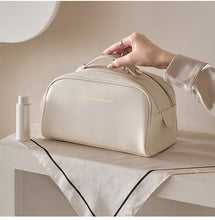Carica l&#39;immagine nel visualizzatore di Gallery, Borsetta per cosmetici da viaggio (TRASF)
